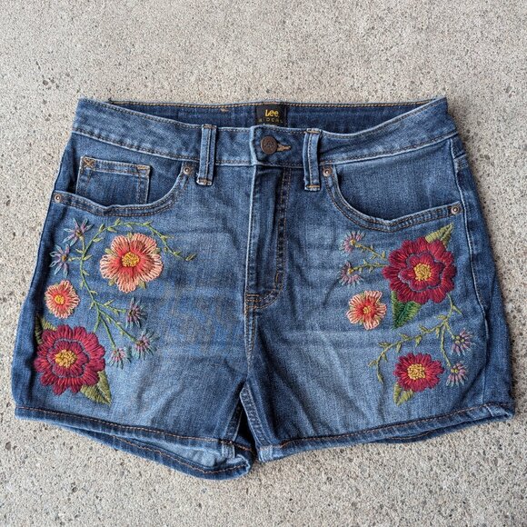 Hand embroidered floral jean shorts midrise - Picture 2 of 6
